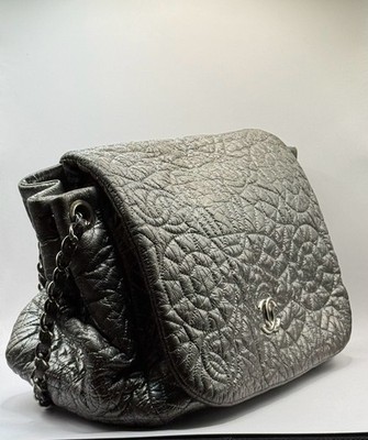 茶*様 Chanel Silver ヴィンテージバッグ Chanel Silver CC Vinyl Camellia Graphic Edge Accordion Flap Bag