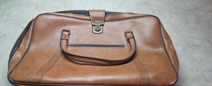 Borsa/valigia da viaggio in pelle marrone con manici, fibbia e tasca zip Vintage
