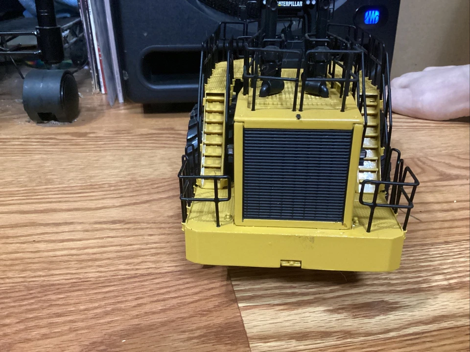 Norscot CAT 994F Wheel Loader 1:50 Scale Die-Cast #55161 - Image 4 of 4