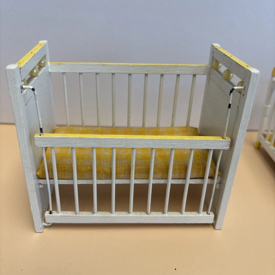 LOTE Casa de Muñecas Miniatura Bebé Dormitorio Guardería Muebles Cuna Parque Infantil Trona Foto 4 de 4