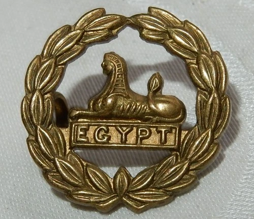 WW1 ERA BACK BADGE GLOUCESTERSHIRE REGIMENT MILITARY BRONZE + FIXINGS VERY FINE