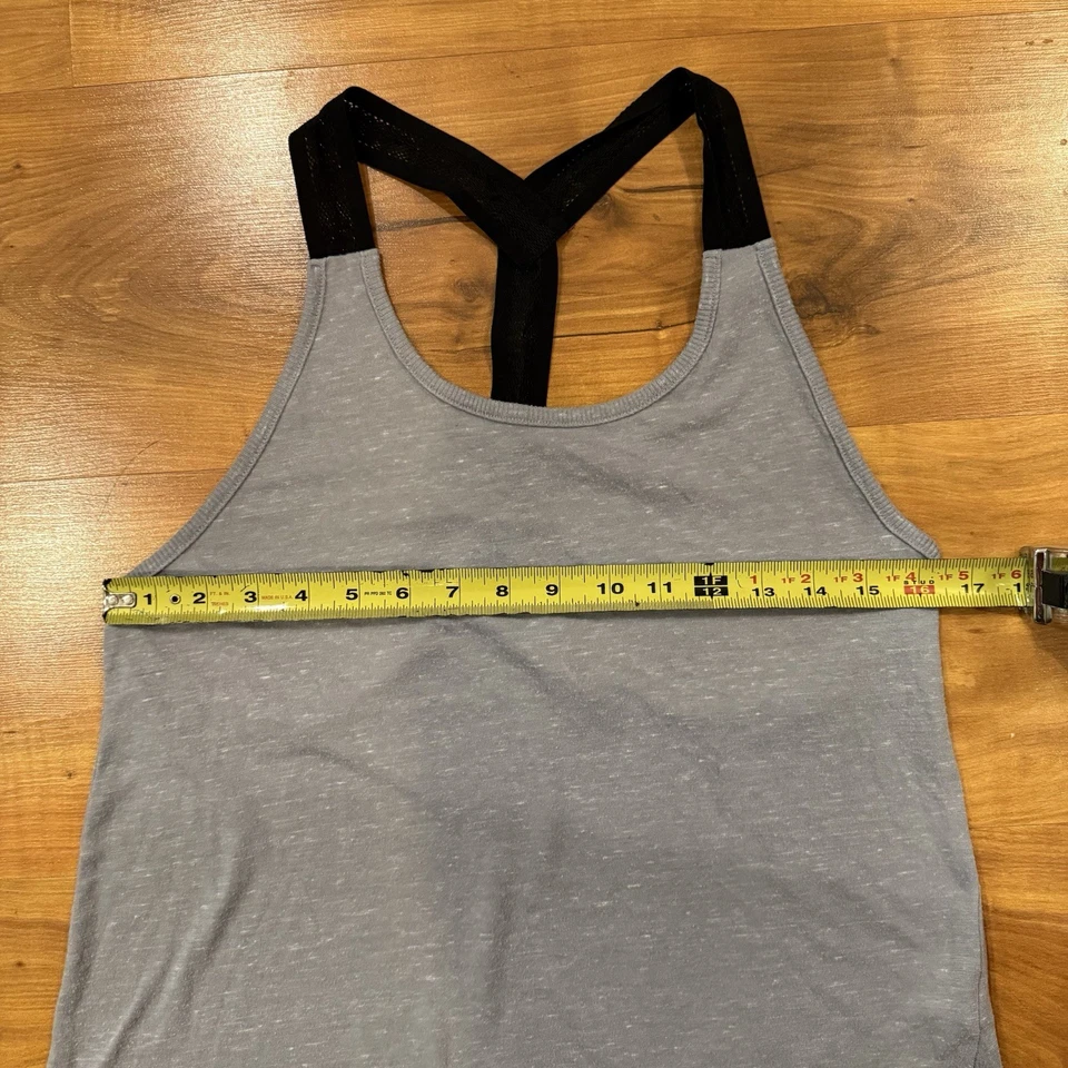 Camiseta sin mangas Victoria’s Secret Sport espalda deportiva con paneles de malla gris atlética talla M Foto 2 de 4