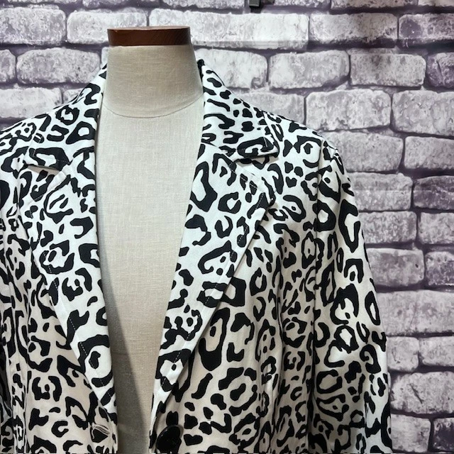 Chaqueta con botones Linea blanca y negra totalmente forrada talla 1X Foto 2 de 4