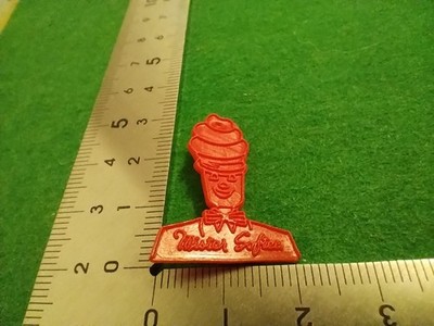 Seltenes Original Mr Softee Eisrot Kunststoff Abzeichen (A5)