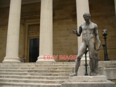 FOTO UCL VIERECK STATUE DISKUSWERFER AN DEN HAUPTSTUFEN DES VIERECKS.