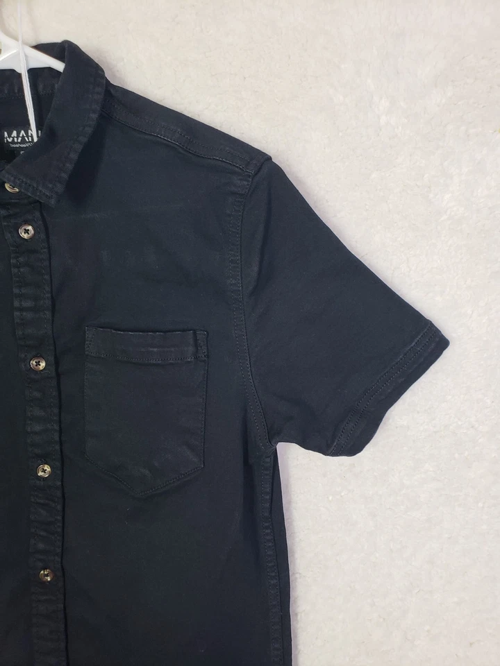 Camisa Boohoo Hombre Pequeña Negra Mezcla Algodón Manga Corta Abotonada Elastizada Denim Foto 3 de 4