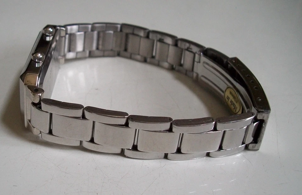 Reloj de pulsera de moda con correa de metal acabado plateado con esfera negra doble/2 zona horaria Foto 4 de 4