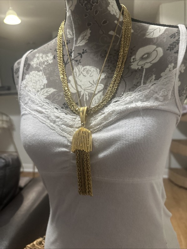 VTG SARAH COVENTRY MULTI CHAIN NECKLACE TASSEL PENDANT GOLD TONE 22“ LONG A3