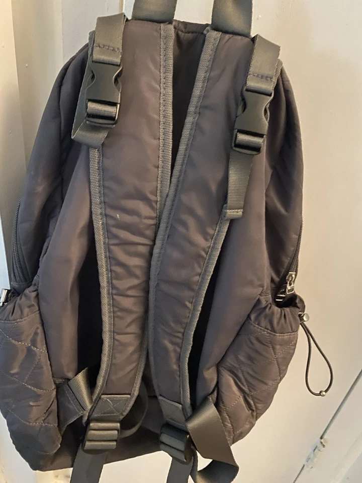 Mochila de viaje Baggallini gris tamaño mediano con varios compartimentos Foto 2 de 4