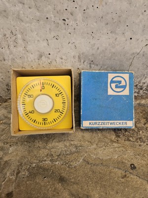 RRR RARE Vintage DDR Short-Term Alarm Clock Egg Timer in Yellow -Working