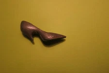 THE  INTERNATIONAL SHOE CO VINTAGE 2" METAL LADIES HIGH HEEL SHOE  ADVERTISING