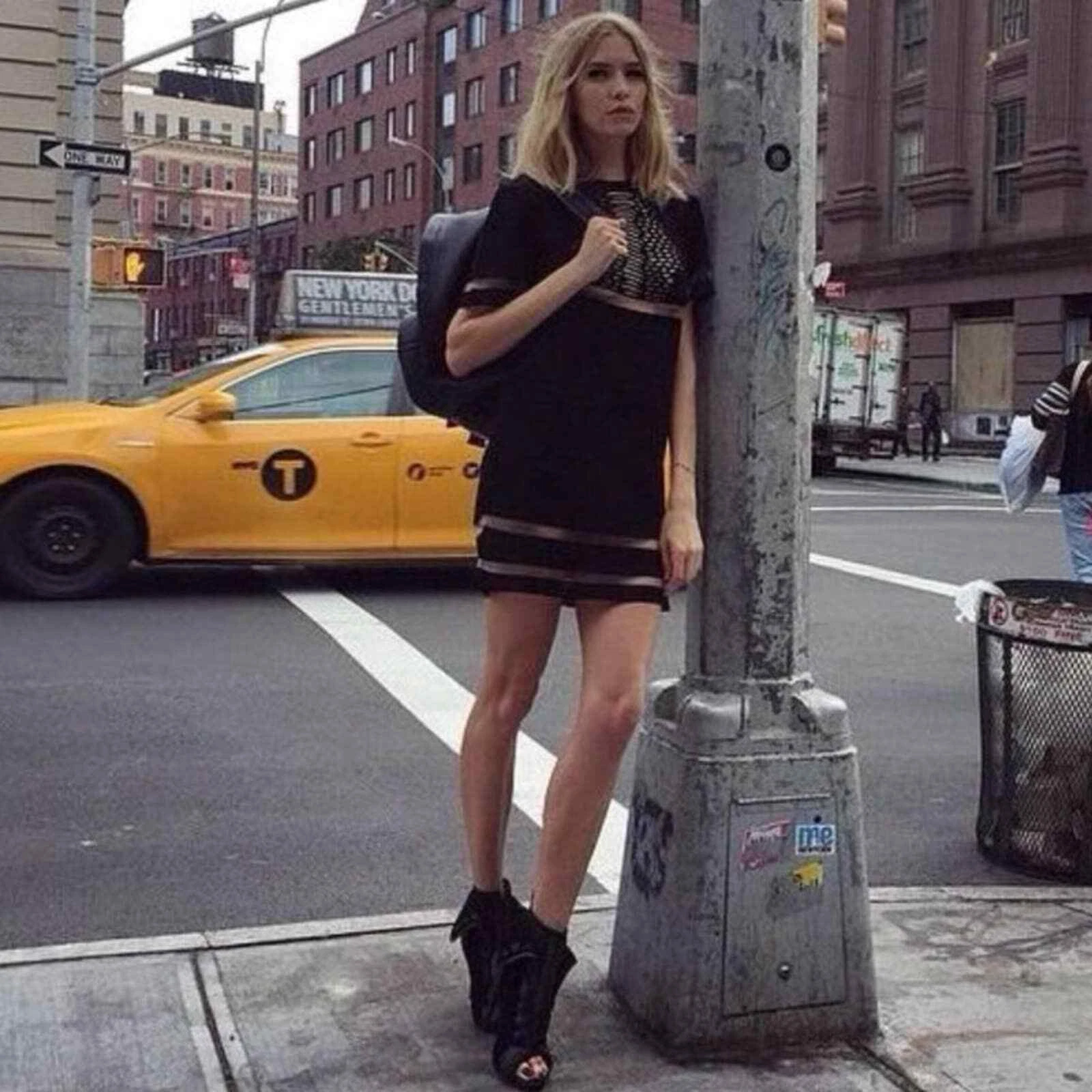 Abito a maniche corte Alexander Wang x H&M con pannello in rete trasparente forato nero