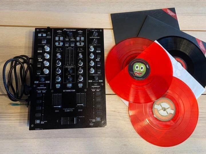Pioneer DJM-T1 + TRAKTOR Scratch Control Disc + Vinyl 2-Channel DJ Mixer DJMT1