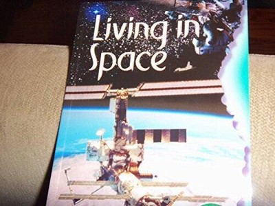 Living in Space (The Real Deal, Living in Space) - Paperback - GOOD