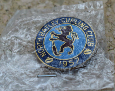 NORTH HATLEY CURLING CLUB 1957 QUEBEC CANADA VINTAGE LAPEL PIN NEW, L1