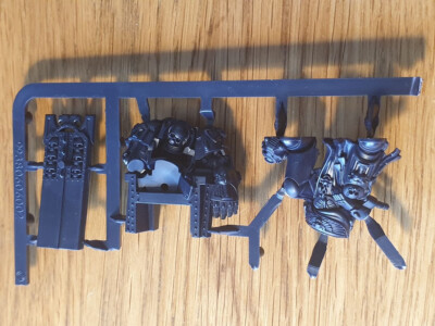 GW Space Hulk Figur,  Dead Space Marine on thron, Toter Space Marine auf Thron