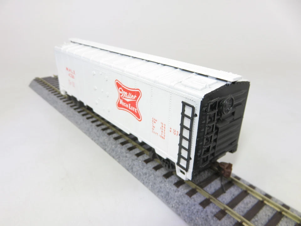 Rivarossi HO Scale 40 Foot Boxcar Miller High Life Beer Refeer - Image 4 of 4