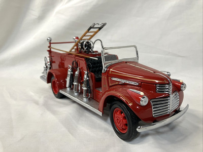 Road Signature 1938 Mack Type 75 Fire Truck 1:24 Scale Diecast Model Red