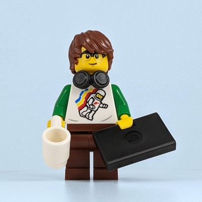 Lego Game Dev Minifigur mit Laptop, Kopfhörer & Tasse - Programmierer Coder