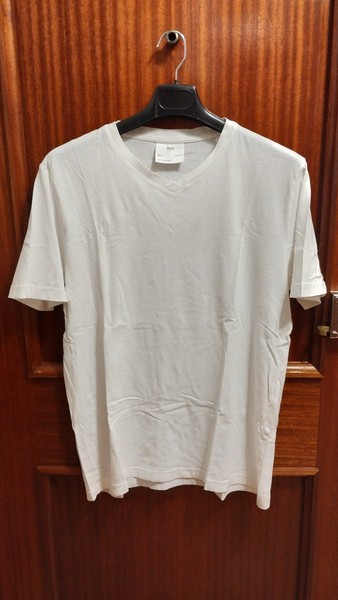 Camiseta manga corta cuello pico blanca de Mango