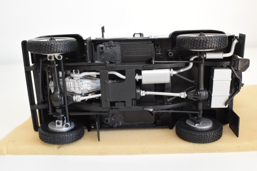 B81 1:18 UNIVERSAL HOBBY LAND ROVER DEFENDER 90 CARABINIERI POLIZIA OTTIME CO... - Foto 13 di 14