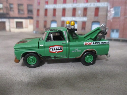 Johnny Lightning Texaco 1965 Chevy Tow Truck Green 1:64 diecast w/Rubber Tires - Picture 3 of 6