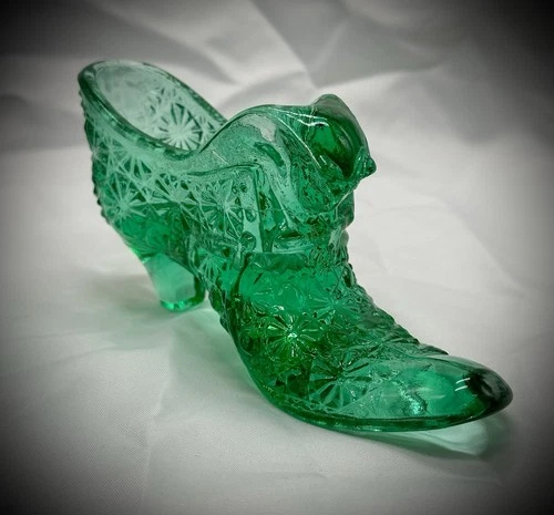 Vintage Green Fenton (?) Daisy & Button Pattern Artglass Shoe.   (A6)