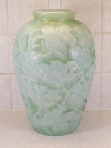 VINTAGE 1930's PHOENIX CONSOLIDATED ART GLASS GREEN DOGWOOD VASE MOLDED FLOWERS - Picture 3 of 6