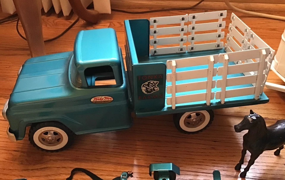 Camión de granja Tonka Toys de colección azul verdoso remolque para caballos carro dos caballos negros Foto 2 de 4