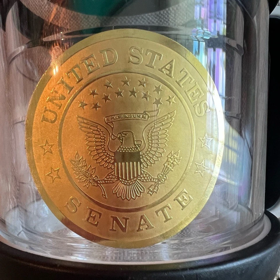 Vaso de viaje Tervis negro y dorado del Senado de los Estados Unidos, 24 oz, usado en excelente estado, taza de café, caliente/frío Foto 2 de 4