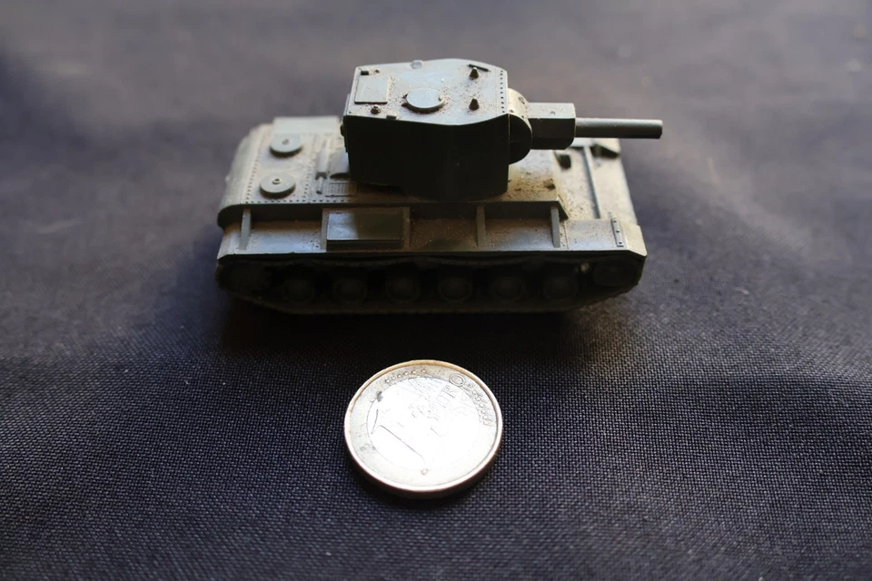 Char miniature en plastique à identifier - Photo 1/1