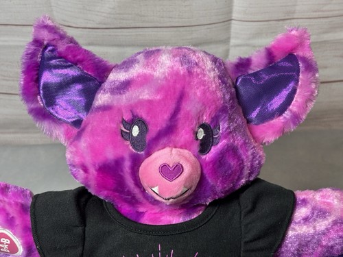 Build A Bear Midnight Shimmer Vampire Bat Púrpura Rosa con Camiseta "BOO" Peluche 16" - Imagen 8 de 10