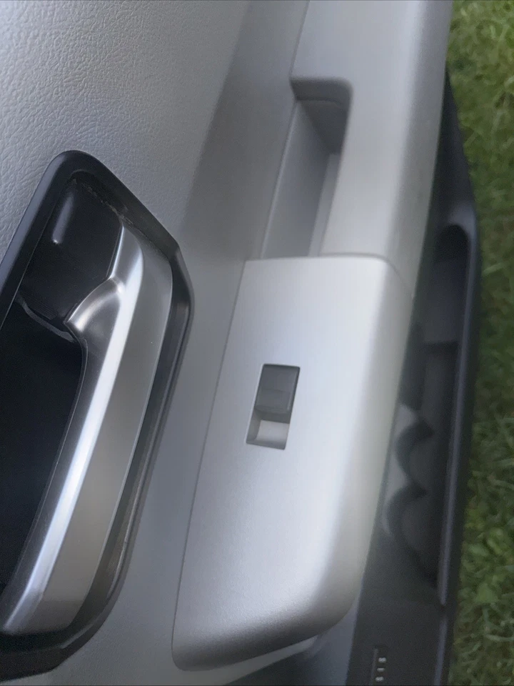 Tarjeta de puerta de pasajero trasero Toyota Sequoia 08-22 gris OEM Foto 2 de 4