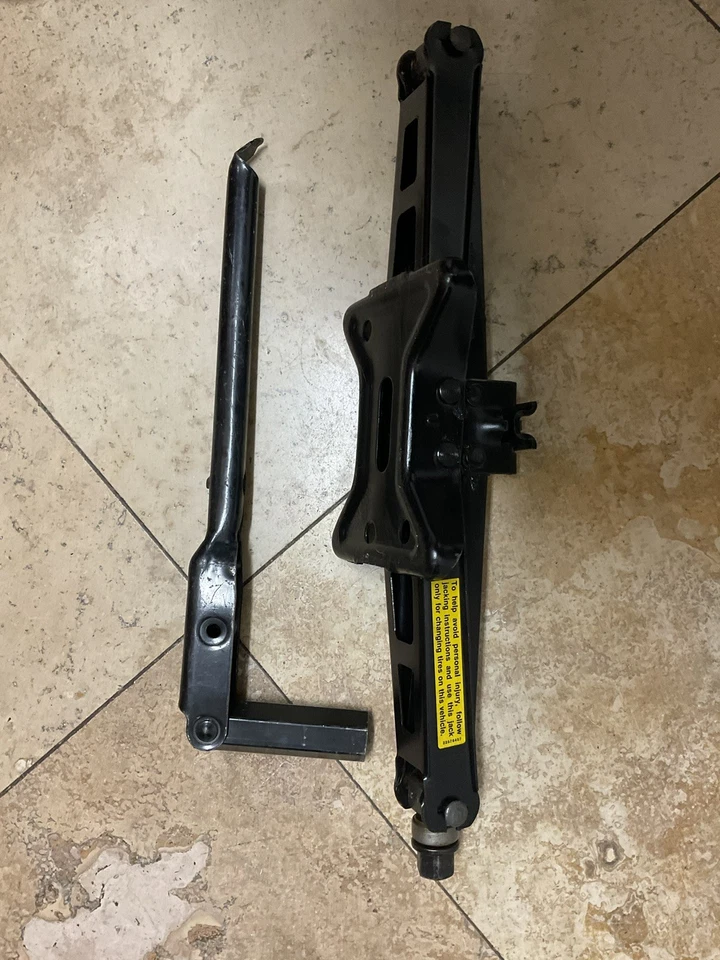 97-98-99-00-01-02-03-04 Buick Century Llave de tuerca y gato para neumáticos OEM Foto 3 de 4