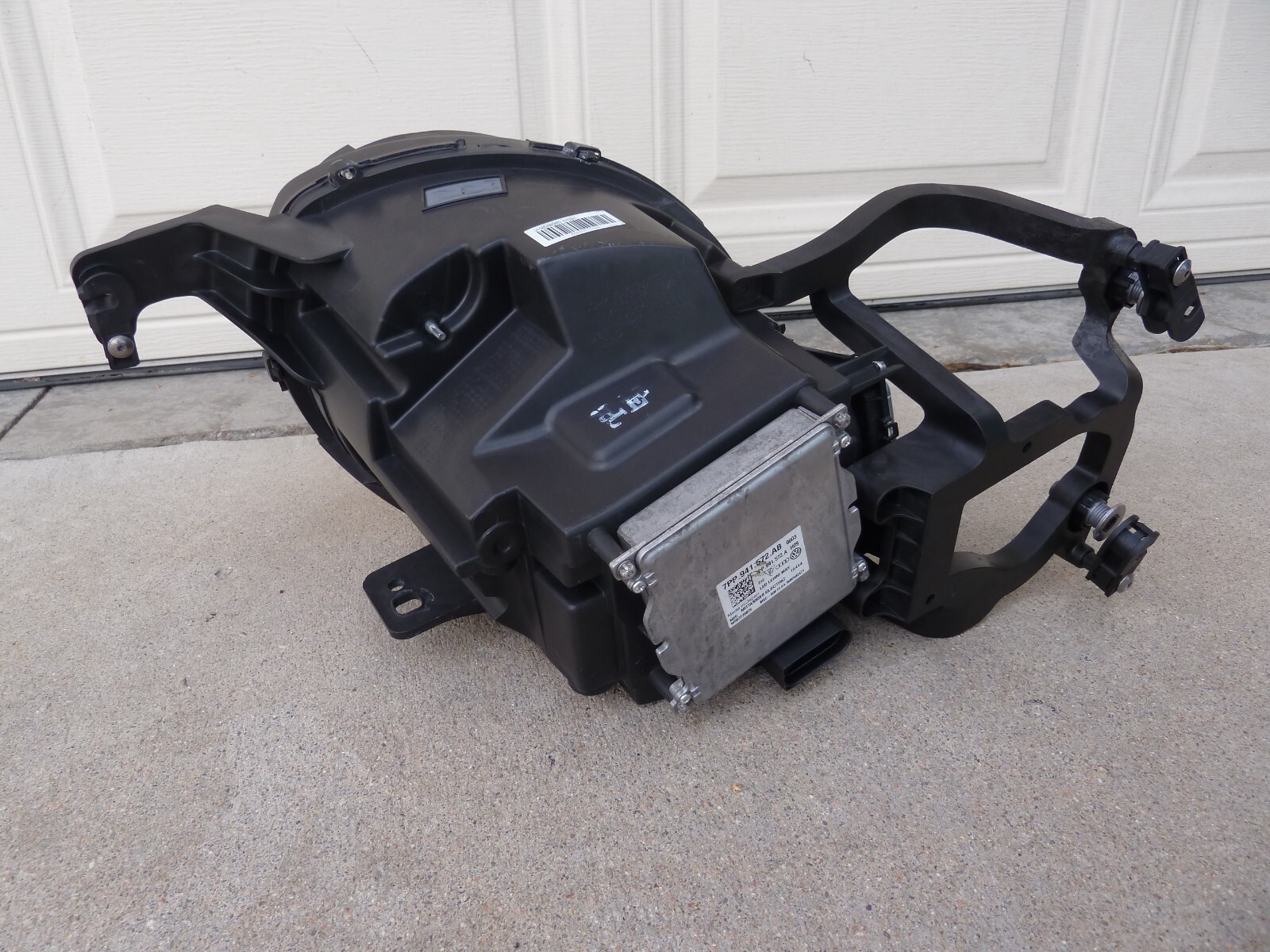 16-20 BENTLEY BENTAYGA Drivers Side Full LED Headlight Lamp Light mount bracket