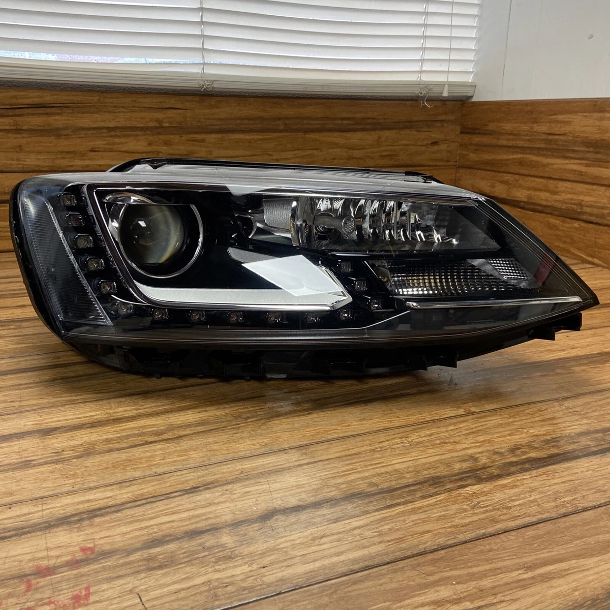 ? NEW 2016 Volkswagen Jetta Headlight Right Xenon 1ZS011192 