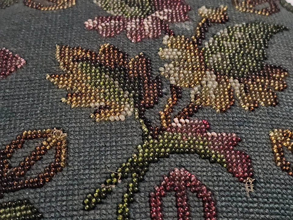 Reposapiés victoriano con cuentas de 1800 tuffet floral azul verdoso base de madera 3 patas redondas Foto 4 de 4