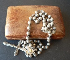 Antico rosario in metallo argentato e porta rosario in legno e pelle - Italia