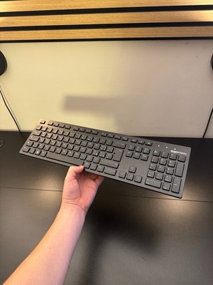 Amazon Basics DE-Layout, Flat, Wired USB Keyboard, Matte Black