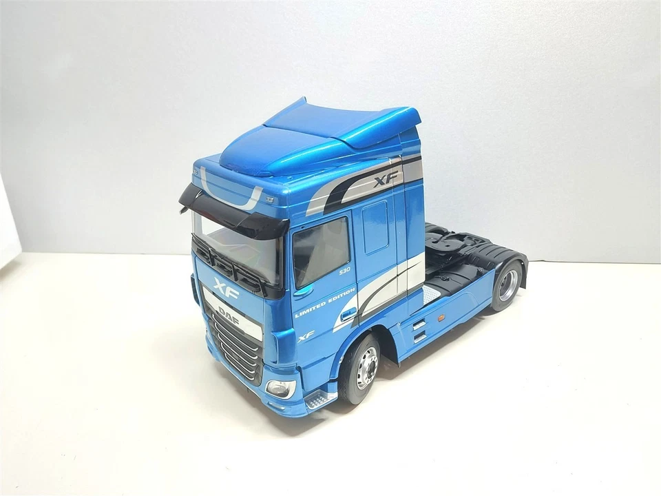 Camion DAF XF 530 Space Cab Blu del 2018 - 1/18 Premium ClassiXXs IXO #DIFETTO# - Immagine 3 di 4