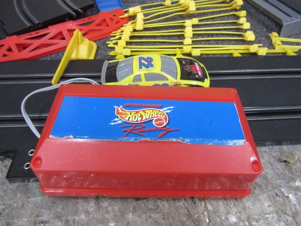 Vintage Racetrack Hot Wheels Racing NASCAR slot car set 65796 battery powered - Image 2 of 4