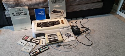 Commodore VC 20 Vintage Heimcomputer mit Kassettendeck und Zubehör. 