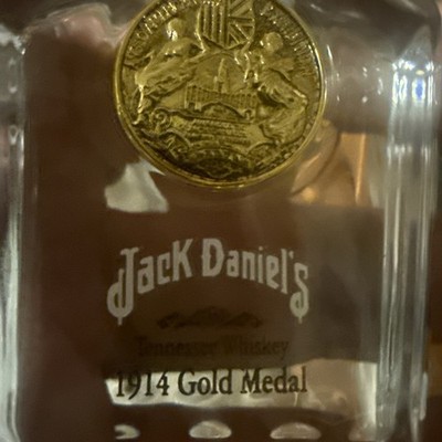 JACK DANIELS 1914 GOLD MEDAL ORNAMENT From 2002  4'' H X  1  1/4'' W LEAD CRYSTAL