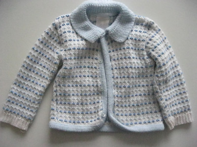 Markenlose blau/weiß gestreifte Strickjacke/Jacke mit Kragen. Alter 6 - 9 Monate.