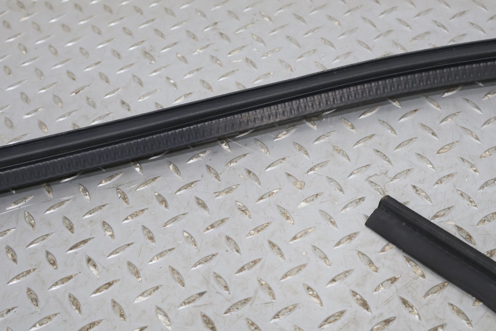 Aston Martin V8 Vantage 2010 Outer window scraper seal
