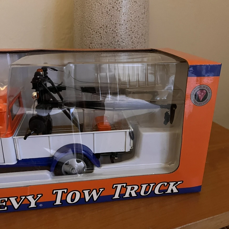 CROWN PREMIUMS DIE CAST 1935 CHEVY Tow Truck Union 76 Scale 1:24 Classic - Image 4 of 4