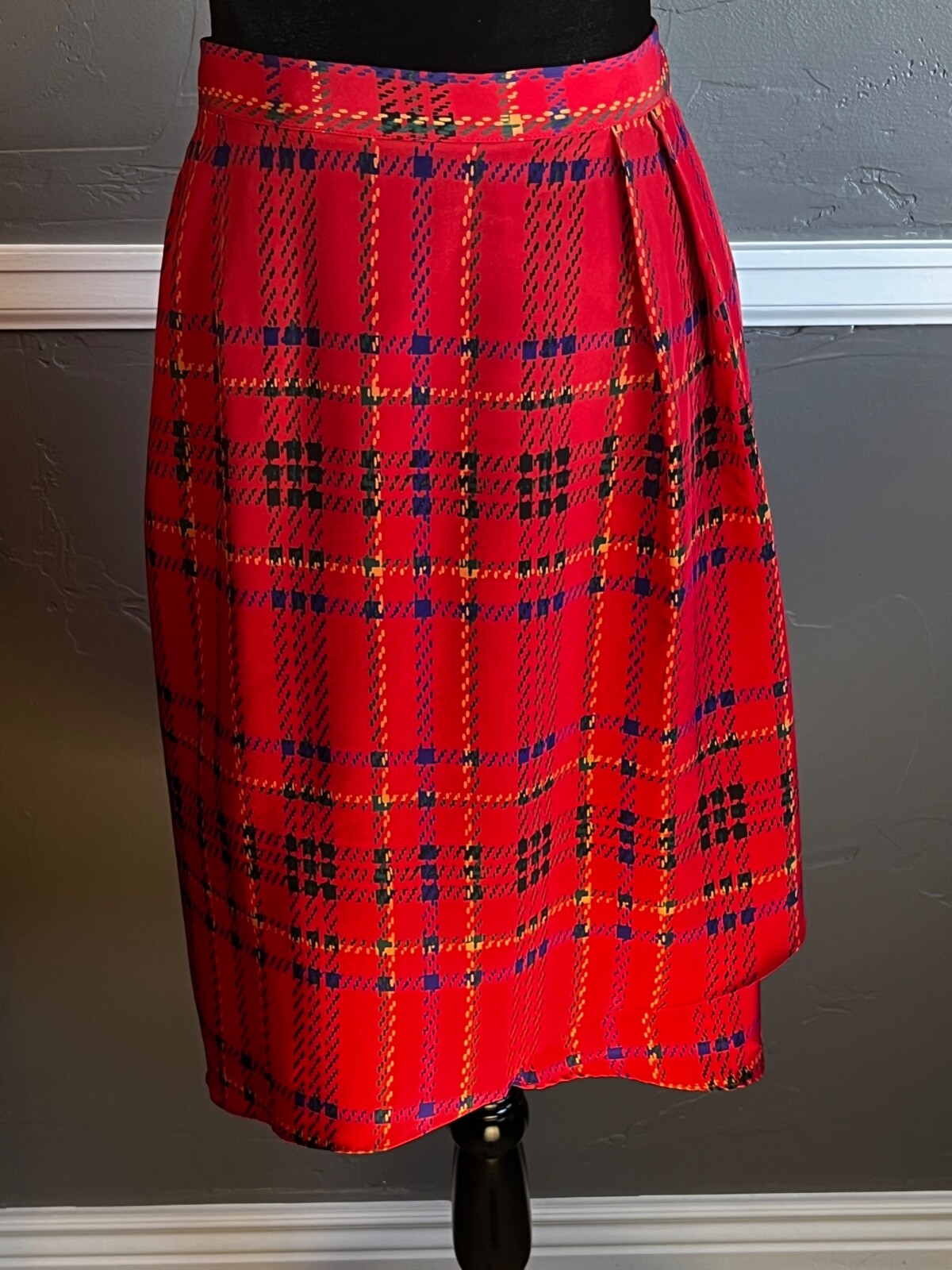 Doncaster Women's Size 14 Red Plaid Print 100% Silk Skirt