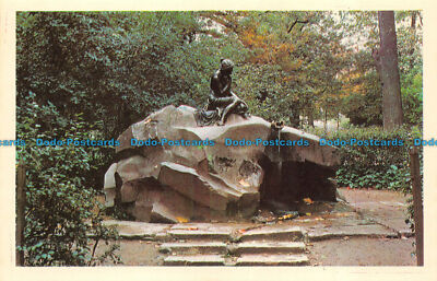 R082876 Stadt Puschkin. Brunnen junges Mädchen mit einem Krug. P. Sokolov