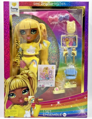 MGA ENTERTAINMENT Rainbow Junior High™ SUNNY MADISON Pyjama Party | Puppe Outfit Gelb mit Zubehör