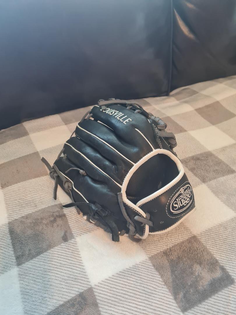 &bull;	Louisville Slugger Pro Flare Series RHT Baseball Glove